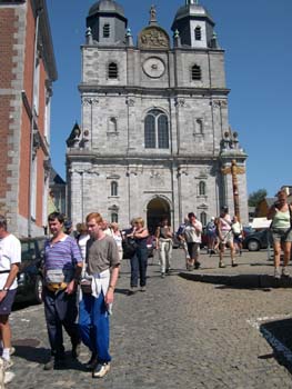 Les Randonneurs à la sortie de la Basilique de St-Hubert 